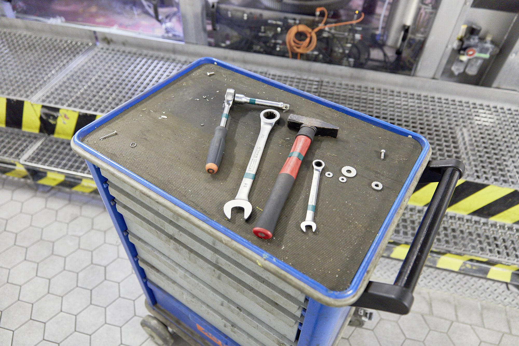 Werkzeugwagen steht vor einer Anlage