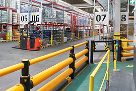 getrennte Verkehrswege für Fußgänger und Stapler in einer Lagerhalle