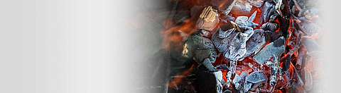 Brennende Holzkohle auf schwarzem Hintergrund