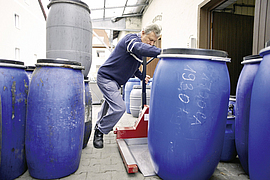 Transport von Fässern in einer Brennerei