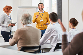 Geschäftsleute besuchen ein Seminar