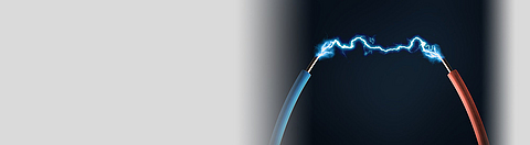 Zwischen zwei Kabeln fließt Strom