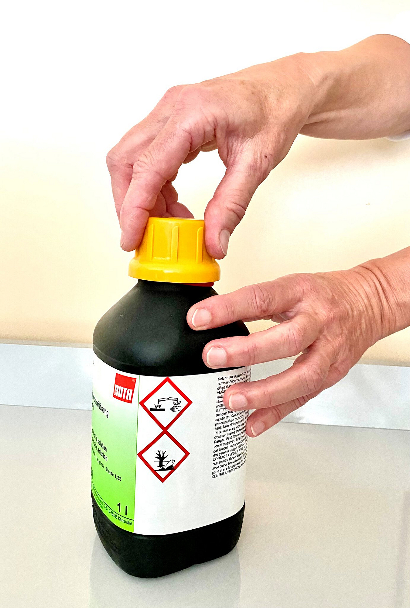 Säure,Chemikalien, Hautschutz, fehlende Schutzhandschuhe