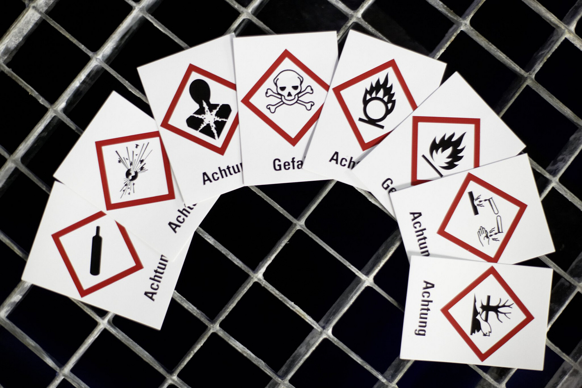 GHS-Gefahrstoffsymbole aufgereiht