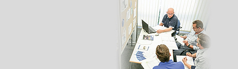 Seminarteilnehmer sitzen an einem Tisch