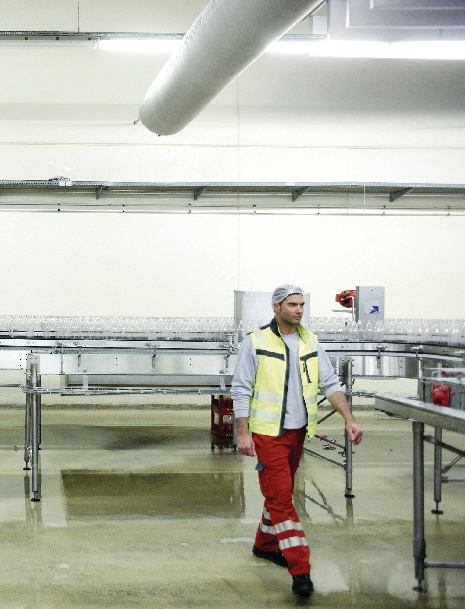 Mann an Maschinen zur Getränkeherstellung