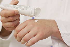 Koch trägt Hautschutzcreme auf