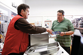 Unternehmer kauft im Fleischereibedarf eine Maschine