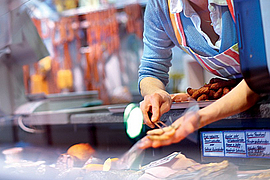 Fleischereifachverkäuferin an der Bedientheke