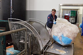 Mitarbeiter bei der Abfallentsorgung