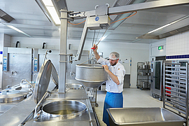 Nudelkran (Kran zum Heben und Verfahren des Kochkessels) in einer Großküche