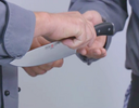Koch übergibt Messer einem Kollegen