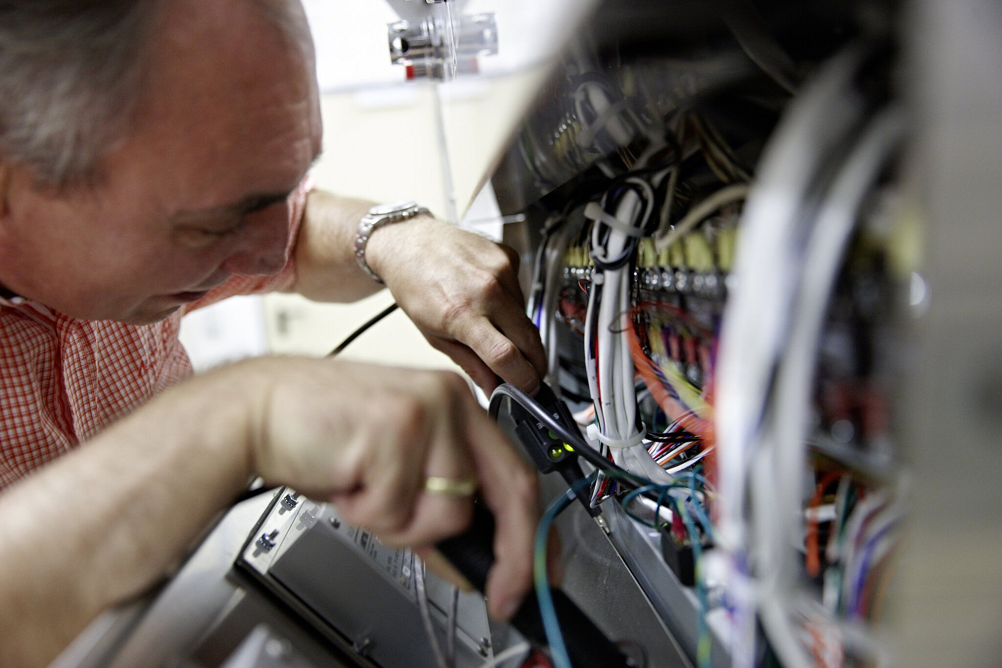 Elektroprüfung einer Maschine in der Prüf- und Zertifizierungsstelle