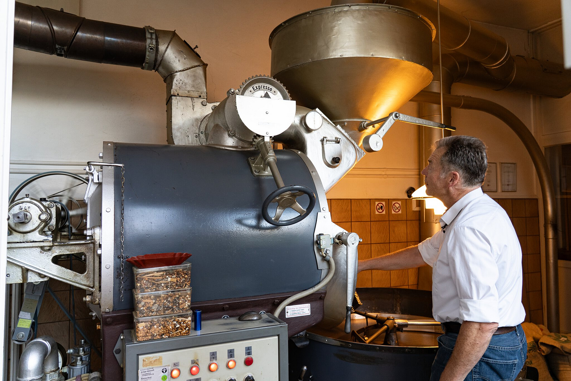 Jörg Bischof an der Röstmaschine