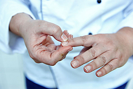 Koch cremt sich die Hände ein