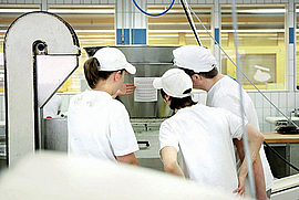 Unterweisung an einer Teigteilmaschine