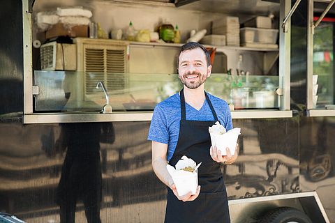 Foodtruck-Besitzer mit Essen