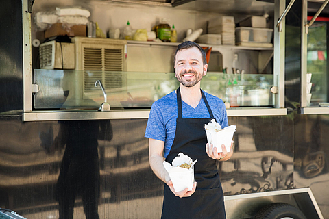 Foodtruck-Besitzer mit Essen