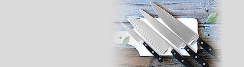 Messerset liegt auf einem Schneidebrett